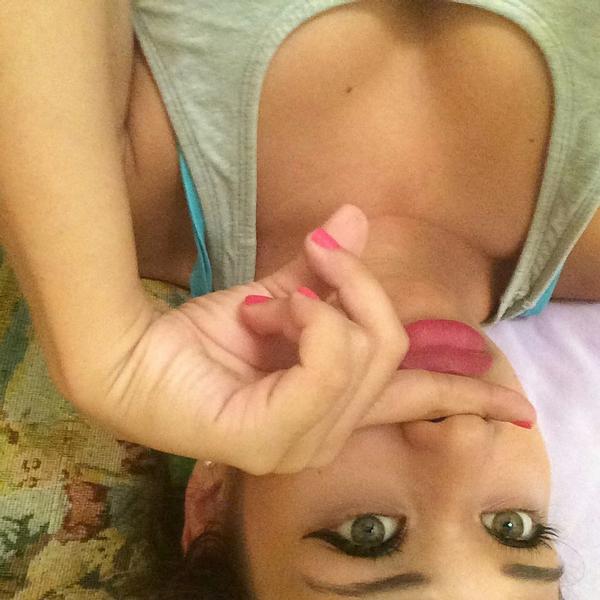 ooohsobeautiful's tweet image. Covering the pimple I got near my lips 😒 #PimpleProblems #itshuge