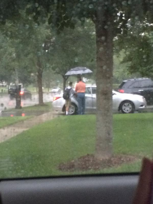 karen_lagunaa's tweet photo. when it's raining and you have to get escorted under an umbrella to the car #STCproblems http://t.co/k8x1ypz0kY