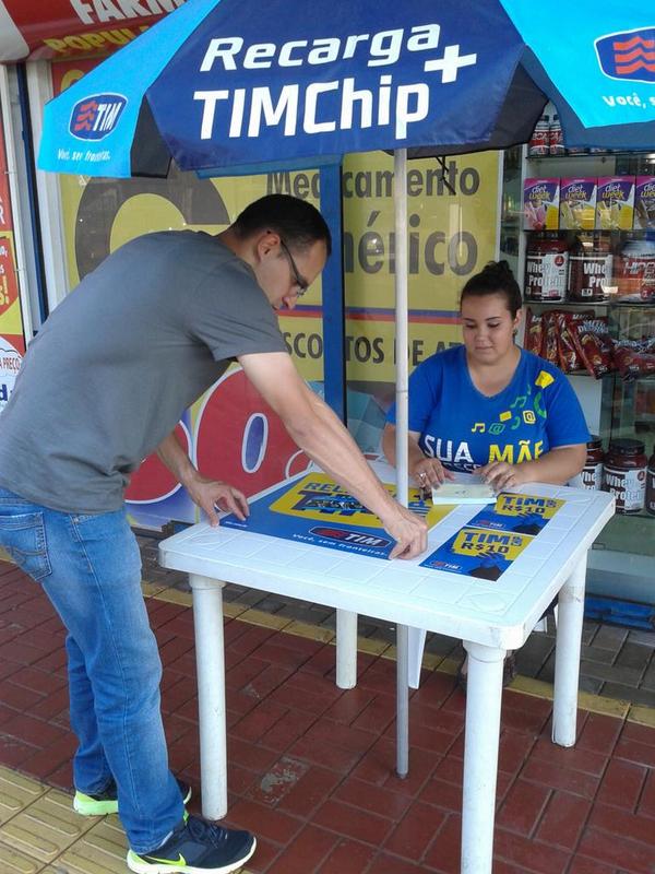 luizfabian16's tweet photo. @jonathansarment @cleussoR @MagdaRorato @RoratoErnani@@rcdresch Jonathan metendo a mao na massa trocando adesivo http://t.co/zQJVHFDnzg