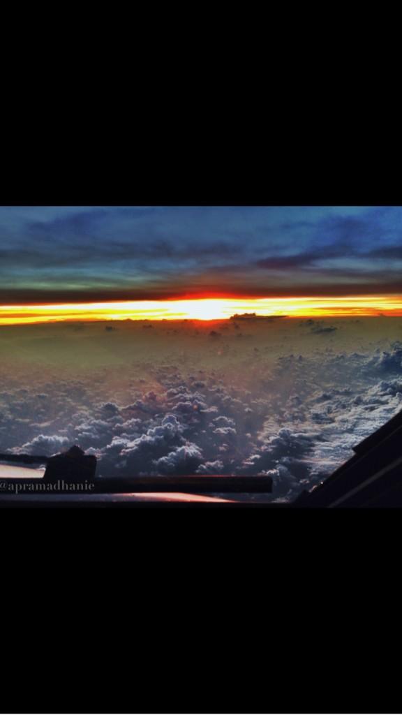 Apramadhanie's tweet photo. senja di udara ketinggian 37000 kaki mbah @sudjiwotedjo http://t.co/EY3vUpN67U