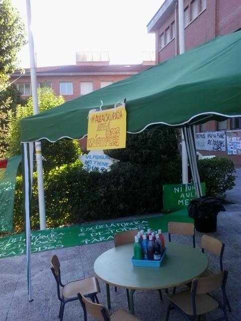 EdukFuenla's tweet photo. 73días #ArcipresteOkupado
2 d #CursoOkupado #AulaOkupada
Proceso d ADAPTACIÓN progresa adecuadament @asambleacremona http://t.co/Fi1waqE0ng