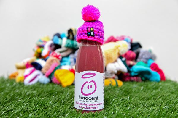 NewsLabPR's tweet photo. innocent haakt samen met @poederbaas de 1ste mutsjes voor het goede doel! #goedgemutst #breicampagne #smoothies #NOF http://t.co/VWxKgEWryF