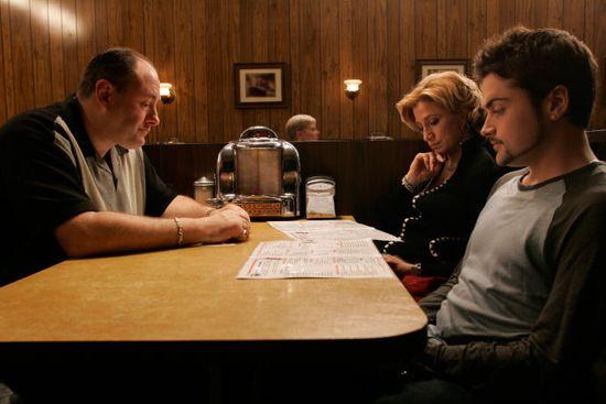 elpais_tele's tweet photo. El final de 'Los Soprano' sigue dando que hablar http://t.co/3z9uFJRmQ4 Que dejen a Tony en paz, en @quintatemporada http://t.co/iEparjAlIP