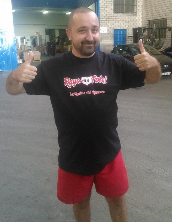 esdiariomood's tweet photo. El crack @yonivk ya tiene su camiseta de #RayoTotal y luce "tipín". Está encantado de haber invertido 10€ en ella. http://t.co/Vu2ofZhfHs