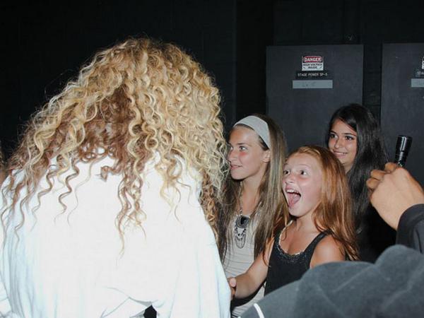 VH1Music's tweet photo. EXCUSE US WHILE WE HAVE A MINI-PANIC ATTACK! IT'S QUEEN BEY'S BDAY! #BeyDay http://t.co/pfaLNmlVPh http://t.co/zfg34Qon2p