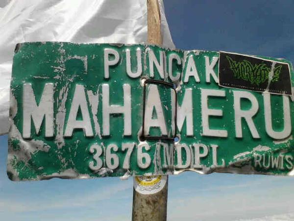 Mahameru! *liat sticker di pojok dongs bro* huieheheehehehe...