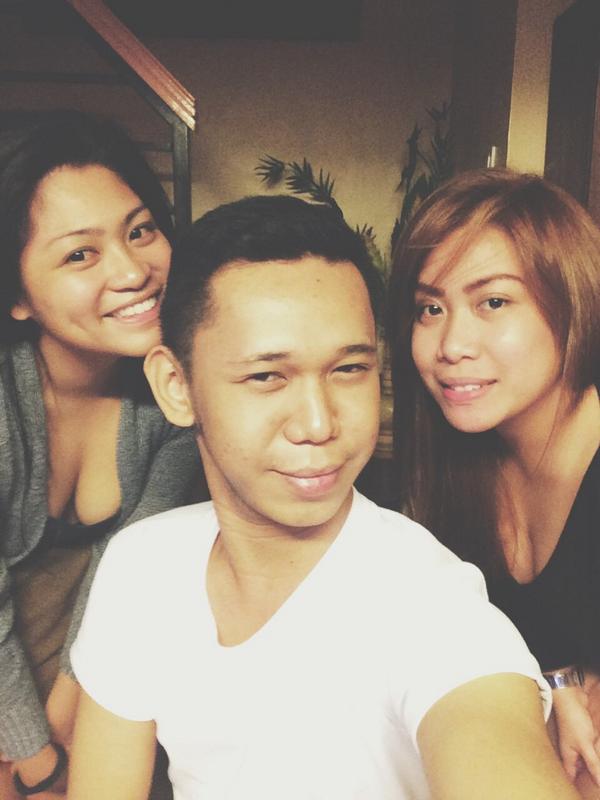 marvhieortega's tweet photo. Babe ng bayan @dezerieee VS Anaconda Girl @janiceIorraine HAHAHAHA #Cleavage #Susohan Lols 😂 http://t.co/H3KoYHiBLU