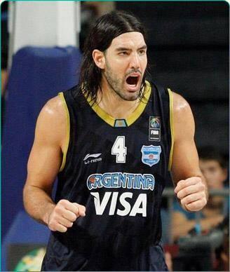 Luis Scola, jugador NBA y de la Selección Argentina de Baloncesto en mano de  Clínica Global.