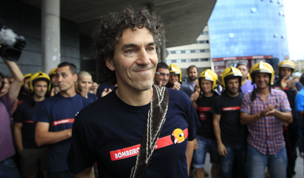 AlertaDesahucio's tweet photo. #TodosconRoberto, bombero que se negó a desahuciar y se unió al #StopDesahucio, juzgado hoy. http://t.co/2dZgDglSUb http://t.co/IYzXBu7Ui6