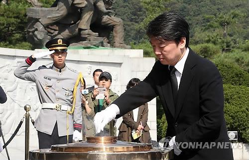 QuoVadisKorea's tweet photo. 이 사진이 소설?
2014년정초 첫 세배간곳이 박정희 장군 묘소.
고개 수그리고 눈감고 중얼중얼
무어라했을까? 
군대사열을 받는 장면인가? 
인상깊다.
@ctr275501  @jk0027 http://t.co/EkNmkTp1CY