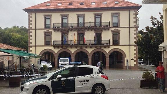 dmontanes's tweet photo. #ÚLTIMAHORA: Aviso de bomba en el Ayuntamiento de #Comillas http://t.co/TZSBPbpyoj http://t.co/ZVSFTniovM