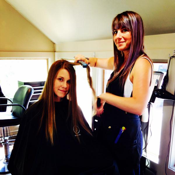 StructuresSalon's tweet image. Janelle doing a dry cut!