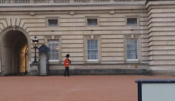 elpais_gente's tweet photo. Un guardia de Isabel II monta un numerito ante palacio y el gobierno  le sanciona. Hay vídeo http://t.co/PohQalgJLt http://t.co/Z6nvKlMV7J