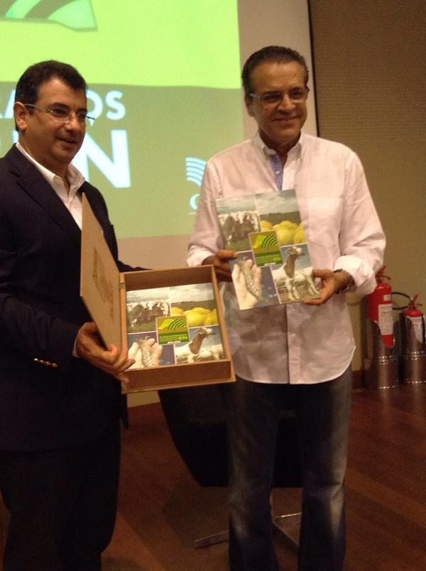 maisalimentos's tweet photo. RT @senar_rn: candidato @HenriqueEAlves recebe propostas do setor agropecuário do presidente da #Faern @josevieirarn http://t.co/LzrSIvK1d9