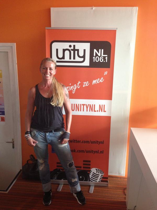 Live in de studio <a href="/MargrethaVdLaar/">MargrethaVanDeLaar</a> om haar nieuwe single te promoten!