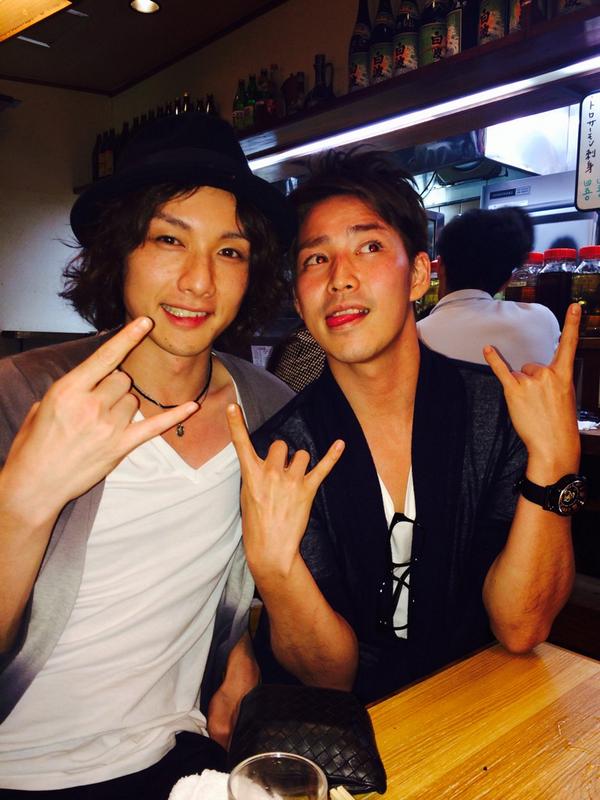 kei_hsgi1010's tweet photo. 幕末純情伝、無事に閉幕致しました！！
もう少し土方として生きたかったなぁ…
あっという間の9公演、みなさまありがとうございました！

写真は、今日ゲストのケンケンと、新撰組二宮、こーすけと！

氷帝初代、二代目、三代目だね^ ^笑 http://t.co/Q9Lms60ouZ