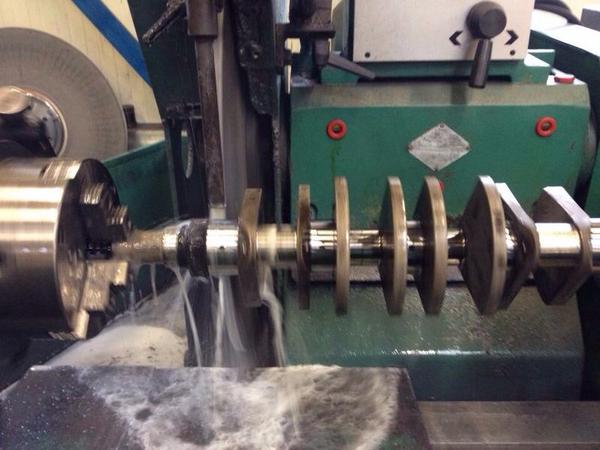 Van sleutelen aan een Renault Clio tot krukas slijpen van een Ferrari 328 V8, het kan allemaal bij ons!