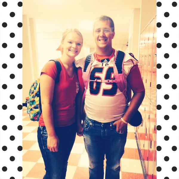 AshleeTugmon's tweet photo. GAME DAYYY 😍 #BattleOf82 @DWoodruff69 http://t.co/Ky7BXlIzFq