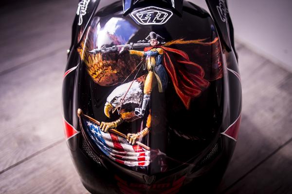 Have you seen Luca Shaw's new custom @TroyLeeDesigns D3 for Worlds? #sramTLDracing