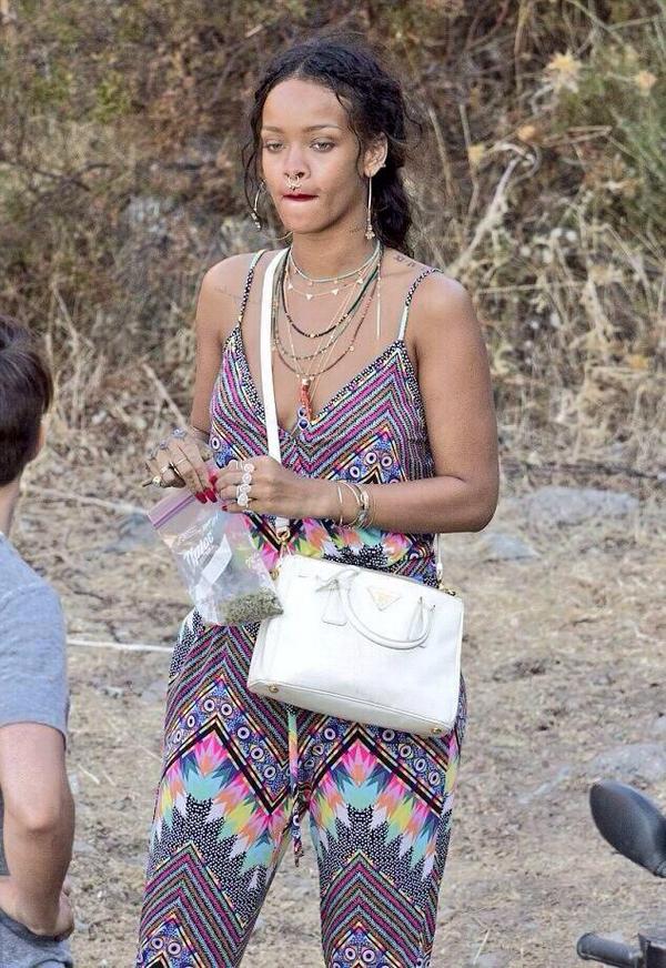 vinvinpoissyt's tweet photo. Rihanna elle est au calme avec sa weed aucune pression 😂 http://t.co/BWpMDbQAXt