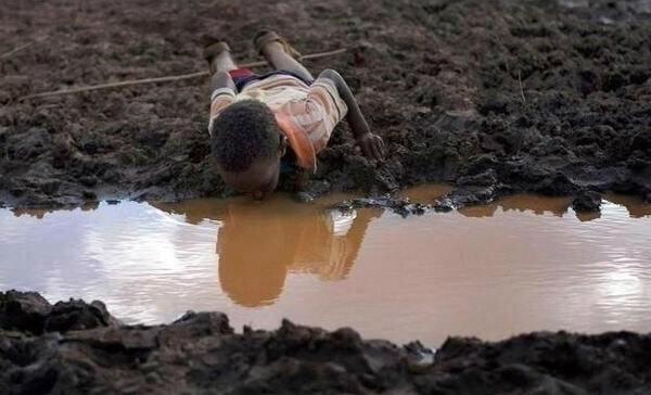 ¿Cómo puede seguir habiendo gente preocupada por no tener un iPhone 5s? y gastando agua  #IceBucketChallenge
