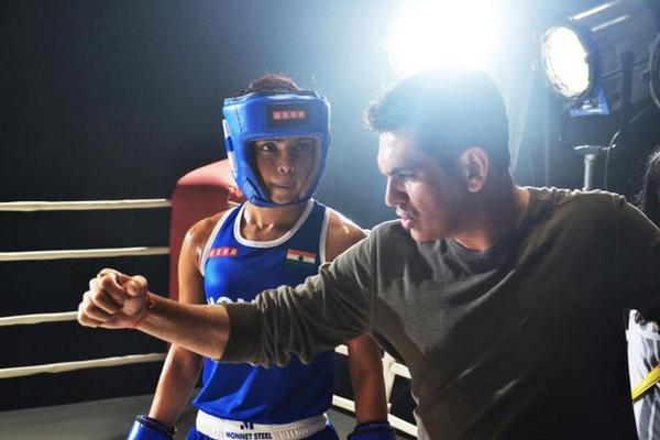 filmfare's tweet photo. "@priyankachopra was my only choice for #MaryKom" - Omung Kumar

http://t.co/RVrTtVAuF8 http://t.co/ZReMokrt8k
