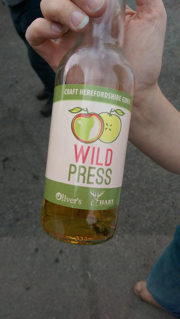 Hartfamilybeer's tweet photo. Our #collaboration #HerefordshireCider just arrived thanks to @oliverscider #craftcider #WILDPRESS http://t.co/HzTFAaehR3