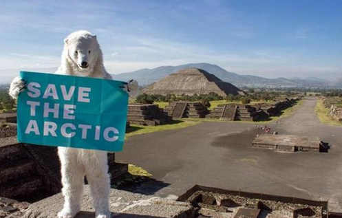 LaStampa's tweet photo. FOTO: “ @Greenpeace per l’Artico”, blitz sul tetto del mondo http://t.co/6jIEp1Janq http://t.co/QVrTAMRujj