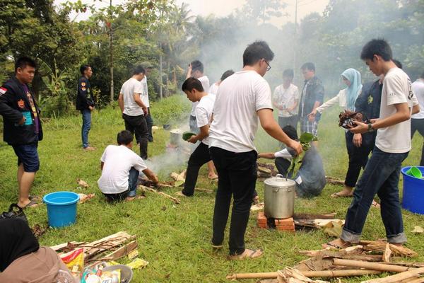Suasana masak memasak untuk makan siang sebelum pulang ke jakarta :D <a href="/TSM_014/">STIE TRISAKTI  2014</a>