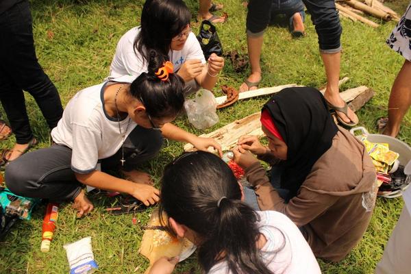 Para peserta wanita sedang mempersiapkan bumbu dapur <a href="/TSM_014/">STIE TRISAKTI  2014</a>