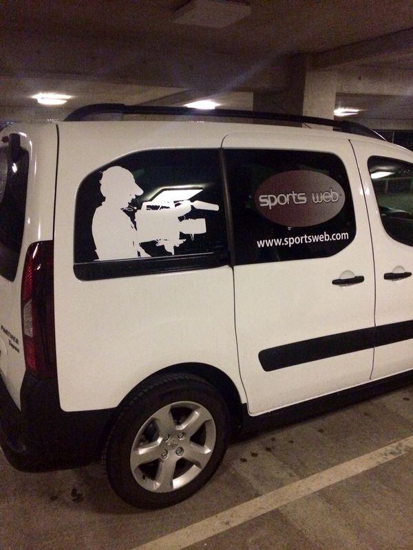 PillincitoTv's tweet photo. Amigos cuando vean pasar esta camioneta párenla y diganle que los grabe haciendo un deporte saldrán en @SportsWebMx http://t.co/IYTOO7vygI