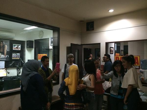 GAC_music's tweet photo. Terima kasih #GACTroops yang udah dateng samperin kita @gamal1990 @TapiheruAudrey @AbigailCantika :* http://t.co/8bEhi597s3