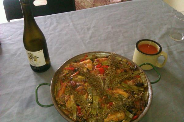 Torne a la càrrega <a href="/nilska/">Núria (aka nilska@floss.social)</a>. Paelleta, gaspatxo i bon vi #AFerlaMàFerranAdrià