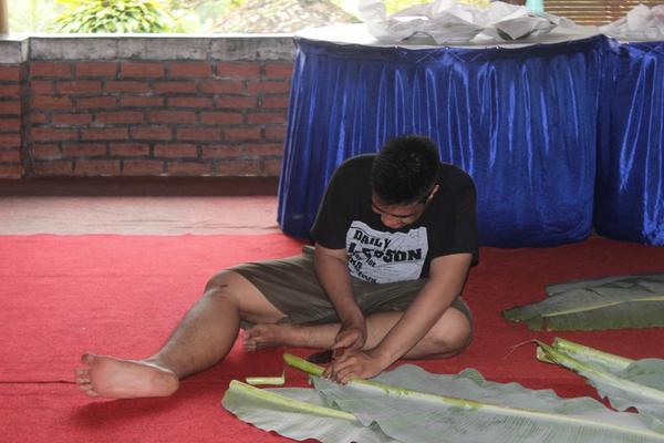 Salah satu peserta sedang serius mempersiapkan daun pisang untuk alas makan siang <a href="/TSM_014/">STIE TRISAKTI  2014</a>