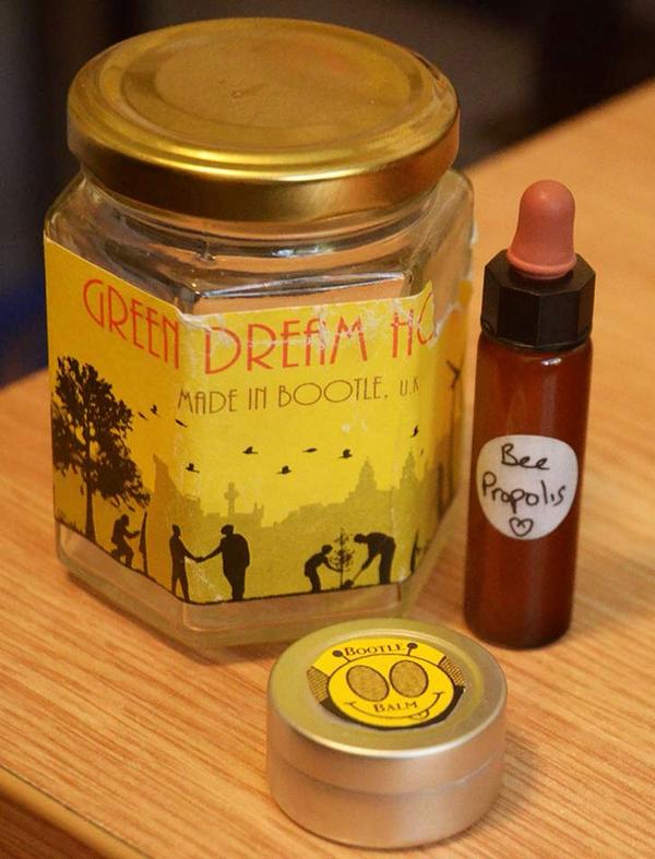 SafeGreenDream's tweet photo. #MadeInBootle products of our hive, 2014 @LivpoolDirters @SafeBrian @SeftonCVS @JayneLawless @SENTogether @SSDevTrust http://t.co/G0r4gcPnso