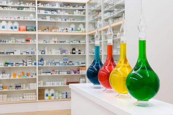 artistsbot's tweet photo. Damien Hirst[b.1965]
イギリスで最も力のある金持ち芸術家ダミアンハースト。ホルマリン漬けとか医療系の作品の人。
「芸術作品が理解できない、でも薬は買う」そんな母を見て、薬品棚の作品を作ったりするお母さんっ子。 https://t.co/4aG222Mr93