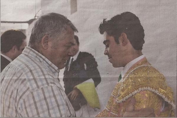 SegM_DePablo's tweet photo. Ojalá podamos tener muchas más fotos como ésta y muchos años toreando en Colmenar Viejo @M_dePablo @masantamarianov http://t.co/jIBSLcsVFm