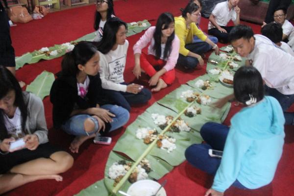 Suasana makan siang ketika semua makanansudah siap dihidangkan :D <a href="/TSM_014/">STIE TRISAKTI  2014</a>