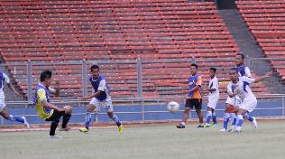 MK_daus's tweet photo. Jersy kuning rompi biru "pemain seleksi tahun depan" hahahaaa.. @SuaraBarito http://t.co/YjKOYYJ3Lx
