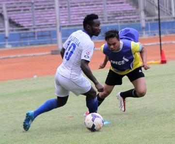 MK_daus's tweet photo. Jersy kuning rompi biru "pemain seleksi tahun depan" hahahaaa.. @SuaraBarito http://t.co/YjKOYYJ3Lx