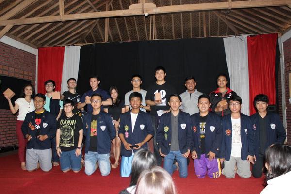 Foto panitia bersama alumni yg hadir <a href="/TSM_014/">STIE TRISAKTI  2014</a>