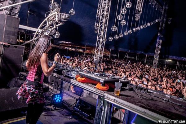 fatimahajji's tweet photo. “@wild_shooting: @fatimahajji in @DreambeachFest http://t.co/ynlEubXfWr”🎉