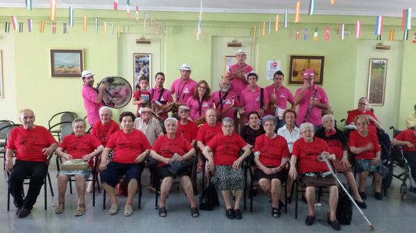 Semoslaleche's tweet photo. #Ramo2014 bonito comienzo en #CentrodeDia Nuestros Mayores bailaban, bailan y siguen bailando #musicamaestro http://t.co/lcg8TYf3Vv