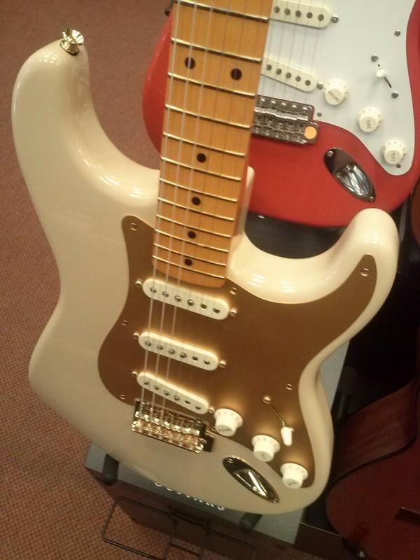 MoerInstruments's tweet image. De Fender 60th anniversary stratocaster: rock 'n roll met veel "bling bling"! Nu binnen! vandemoer.be/nl/elektrische…