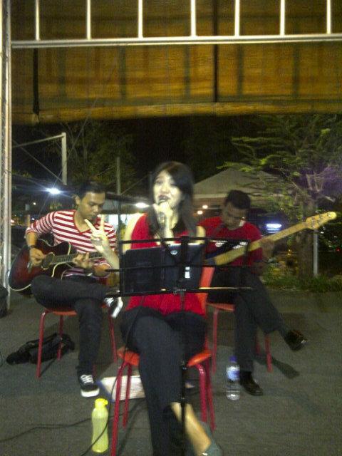 ProJack_CoustiC's tweet photo. #np trio at FoodFest of Pakuwon @eccff :) Enjoy your family dinner &amp; we're waiting the song requests! http://t.co/5U5cXVczLK