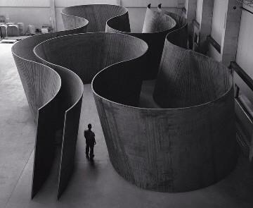 artistsbot's tweet photo. Richard Serra[b.1939]
とにかく大きな鉄作品で有名なリチャード・セラ。
パブリックアート「傾いた孤」は危険だといわれ裁判になって撤去した。でも一番危険なのは、いつも危険を意識してない貴方達の心と言ったカッコいい人 https://t.co/JNYyBZNd7G