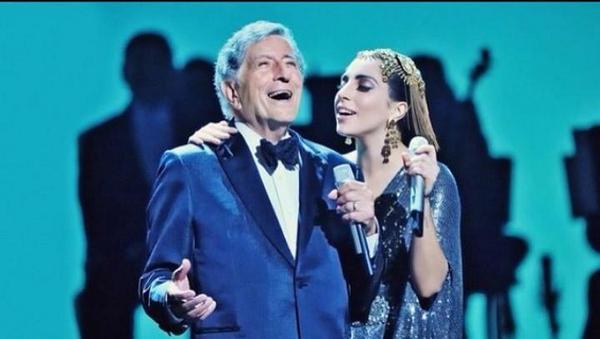 Álbum >> "Cheek to Cheek" - Página 21 BwsXt7EIUAABiXM