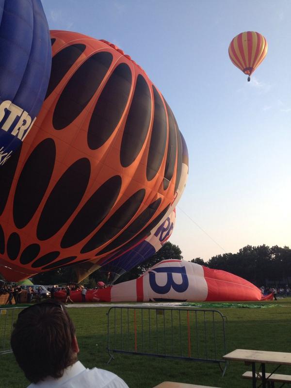 Eerste ballon is al weer vertrokken <a href="/Ballonspektakel/">Ballonspektakel</a> #mandje038