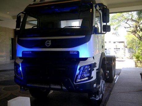 detikoto's tweet photo. 'Truk pintar' Volvo menyapa masyarakat Surabaya http://t.co/TklaD75qu6 http://t.co/s9bCoV9E7p