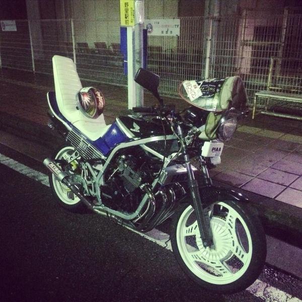 バイク紹介 Twitterren 画像お借りしました Cbr400fです アルフィン Cbxハン 風防 Piaaフォグにカバー 墓石三段 社外クーラー マフラーはワルツ機械ですね 足回りはcbx 白ホイールと白三段がバランスとれてて良いです コールマン仕様ですね Http T Co Co8cdqtcqy バイク紹介 Twitterren 画像お借りしました Cbr400fです アルフィン Cbxハン 風防 Piaaフォグにカバー 墓石三段 社外クーラー マフラーはワルツ機械ですね 足回りはcbx 白ホイールと白三段がバランスとれてて良いです コールマン仕様ですね Http T Co Co8cdqtcqy